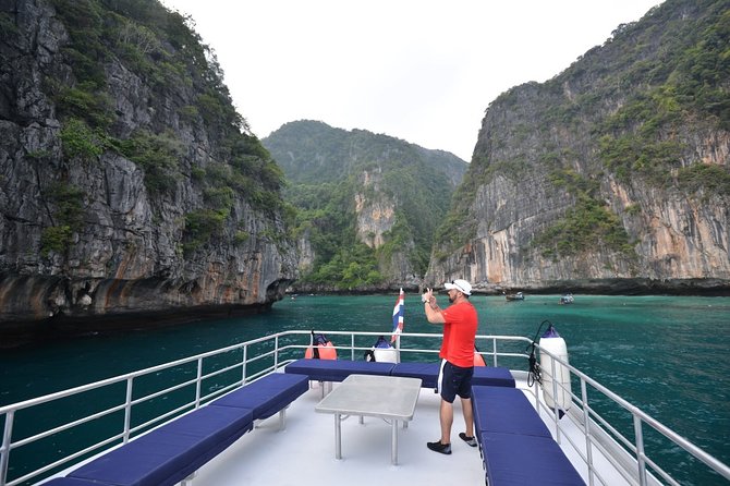Blu Anda Catamaran to Phi Phi from Phuket - Lunch with island views: eating without killing the schedule