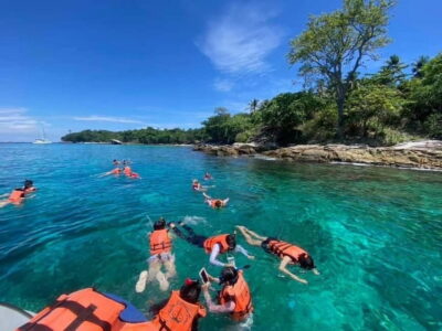 From Phuket: Raya, Coral & Maiton Island Day Trip w/Transfer - Patok Bay Lunch and Break: When the Buffet Keeps the Day Moving