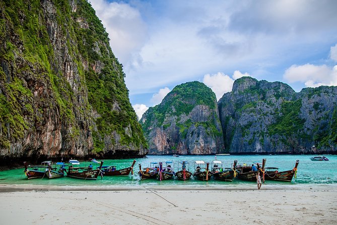 Phi Phi 6: Amazing trip by speedboat, start at Sunrise - On the Speedboat: Restroom on Board and a Crew That Sets the Pace